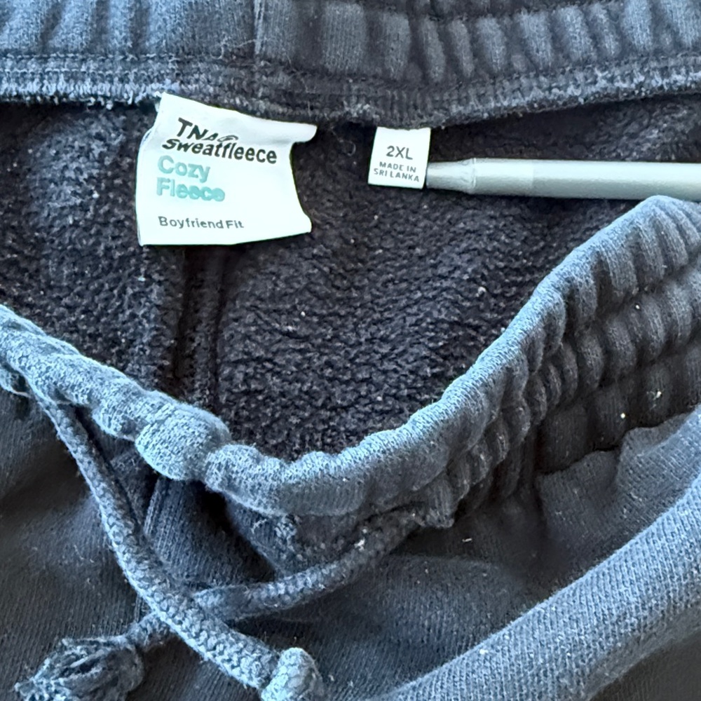 Aritzia TNA Cozy Fleece Joggers in Black - Picture 3 of 9